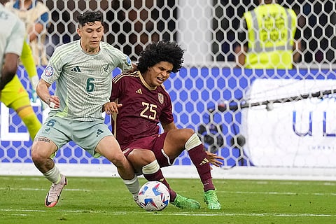 Eduard Bello is defended by Gerardo Arteaga